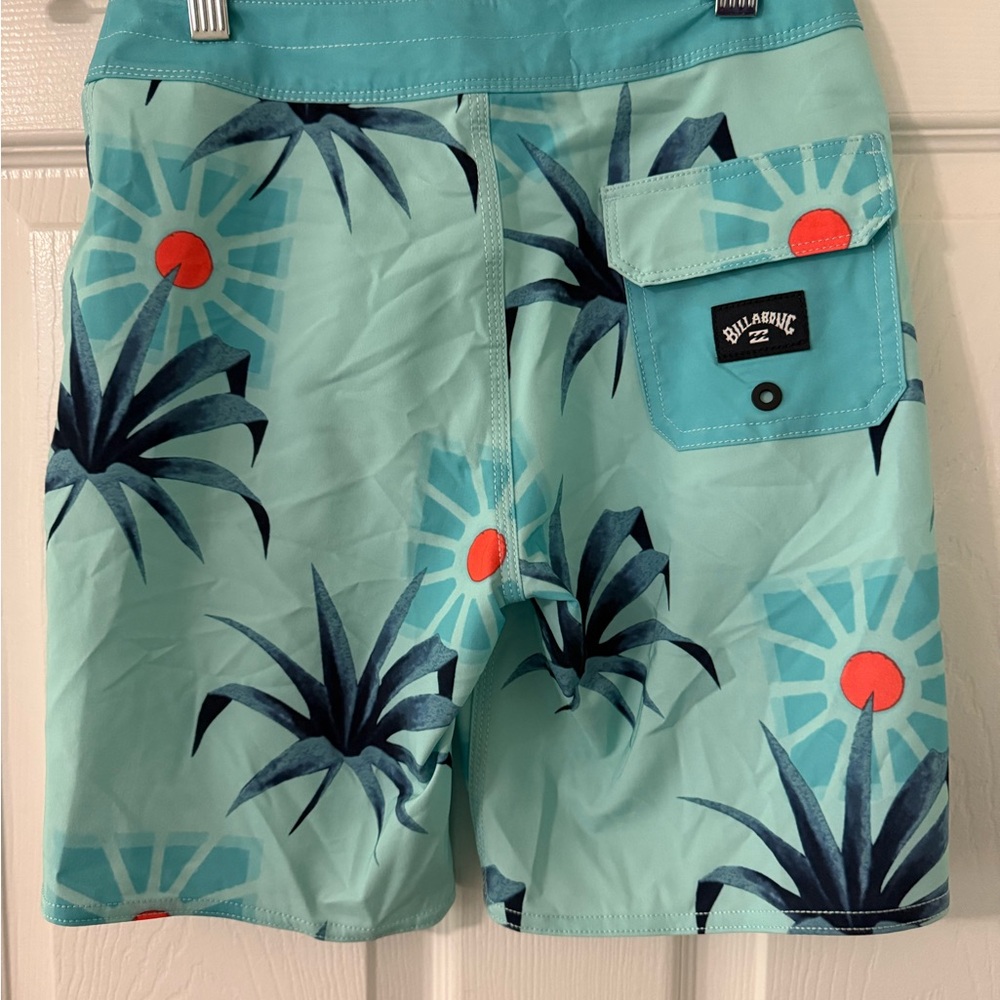 Billabong Boys Aqua and Navy Palm Swim Shorts
US 7/8 slim - Picture 5 of 6